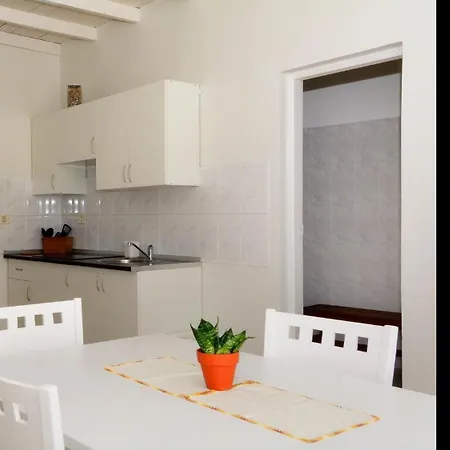 Apartman Erizo With Sea Views By Pvl